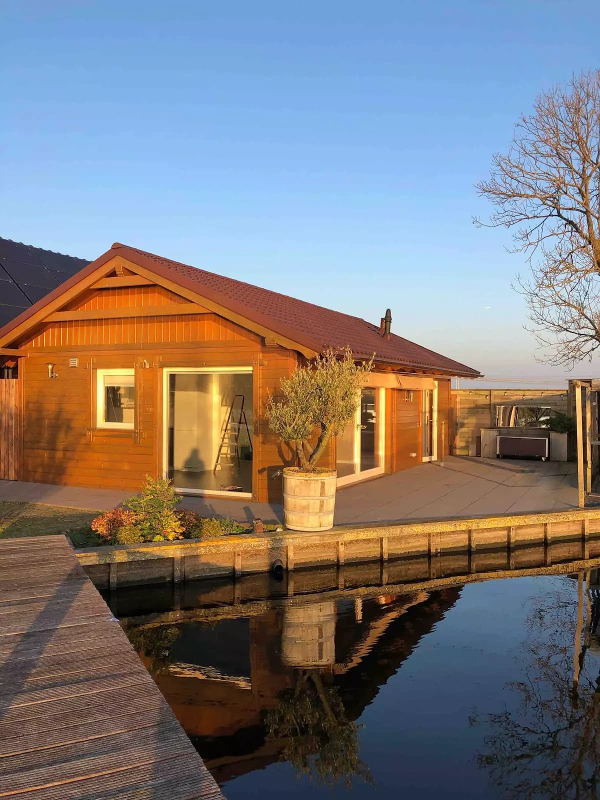 Daar aan de waterkant houten huisje